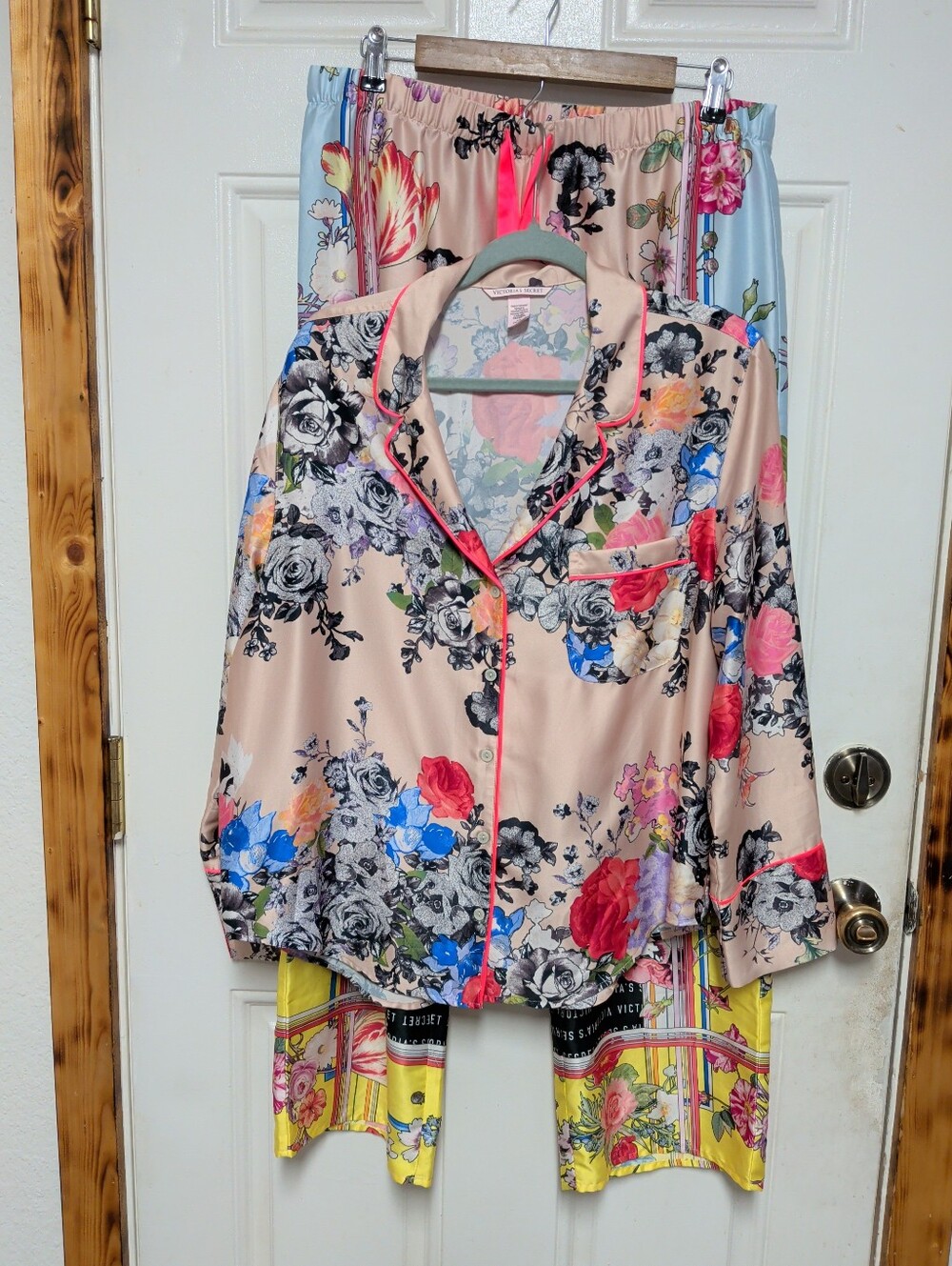 VICTORIA'S SECRET Floral Polyester Satin Long Sleeve 2 Pc Pajama Set Size Large